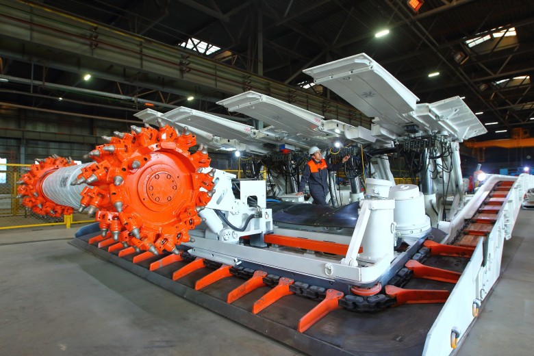 Yılın ilk yarısında, DTEK makine üreticileri Ukrayna madenleri için 10 biçerdöver ve yaklaşık 500.000 yedek parça üretti.