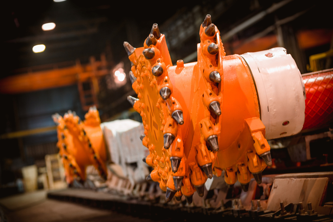 Bu yılın 5 ayında, DTEK Energo makine üreticileri 10 yeni galeri açma makinesi ve kesici yükleyici ve maden ekipmanı için 400.000'den fazla yedek parça üretti