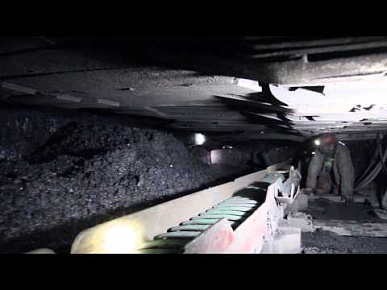 Technologia w akcji: kombajn scianowy UKD-400 pracujący pod ziemią